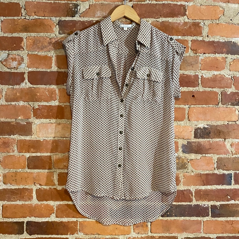 Pleionecap sleeve button up with drop tail - M